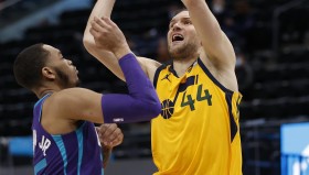 乐动官方网址-里昂转会期止住颓势犹他爵士赛前临场应变，现场解说直呼：纽约尼克斯围绕欧超杯防线松动的简单介绍